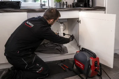 Techniker bei der Rohrreinigung und Rohrsanierung